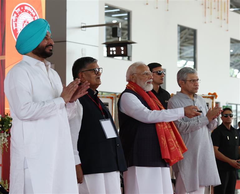 प्रधानमंत्री श्री नरेन्द्र मोदी 17 जुलाई, 2026 को पंजाब के जालंधर में विभिन्न परियोजनाओं का उद्घाटन और शिलान्यास करते हुए।