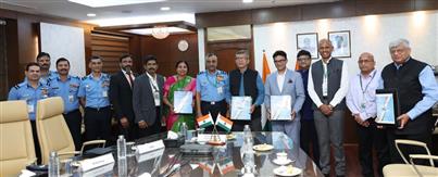 22 जुलाई, 2026 को नई दिल्ली में रक्षा सचिव, रक्षा अनुसंधान एवं विकास विभाग के सचिव और डीआरडीओ के अध्यक्ष श्री राजेश कुमार सिंह की उपस्थिति में सेंटर फॉर एयरबोर्न सिस्टम (सीएबीएस) के निदेशक ने एआईईएसएल के सीईओ और एडीएसटीएल के हेड-एयरबोर्न प्लेटफॉर्म के साथ अनुबंधों पर हस्ताक्षर किए।