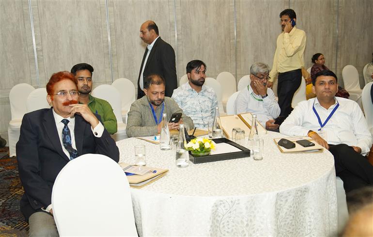 23 जुलाई, 2026 को नई दिल्ली के भीकाजी कामा प्लेस स्थित हयात रीजेंसी में अपैरल, मेड-अप्स एंड होम फर्निशिंग सेक्टर स्किल काउंसिल (एएमएचएसएससी) द्वारा आयोजित उद्योग परामर्श कार्यशाला की झलकियां। कार्यशाला का विषय कौशल को विकास से जोड़ना और भविष्योन्मुखी कार्यबल को तैयार करना था।

