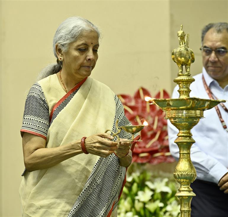 केंद्रीय वित्त और कॉर्पोरेट कार्य मंत्री श्रीमती निर्मला सीतारामन 24 जुलाई, 2026 को नई दिल्ली स्थित विज्ञान भवन में केंद्रीय प्रत्यक्ष कर बोर्ड (सीबीडीटी) द्वारा आयोजित 167वें आयकर दिवस समारोह में दीप प्रज्ज्वलित करती हुईं।