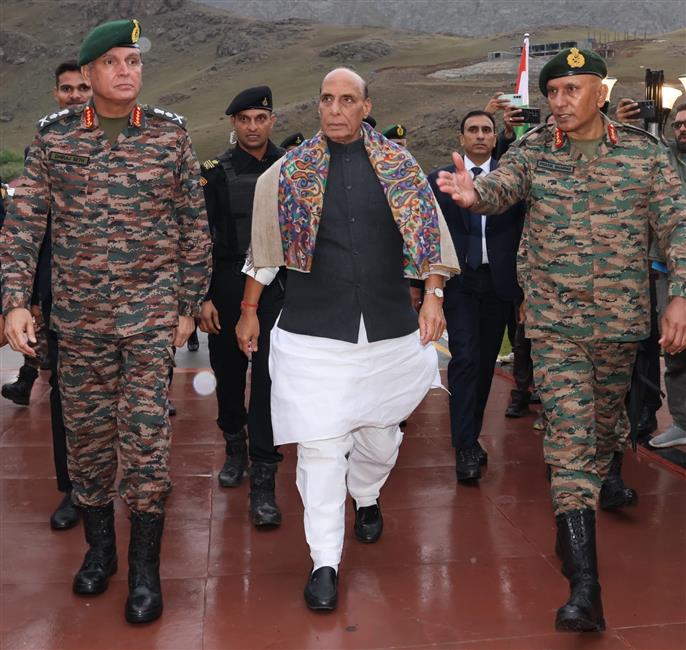 केंद्रीय रक्षा मंत्री श्री राजनाथ सिंह 25 जुलाई 2026 को लद्दाख के द्रास में 27वें कारगिल विजय दिवस 2026 की पूर्व संध्या पर आयोजित स्मरणोत्सव कार्यक्रम में शामिल हुए।
