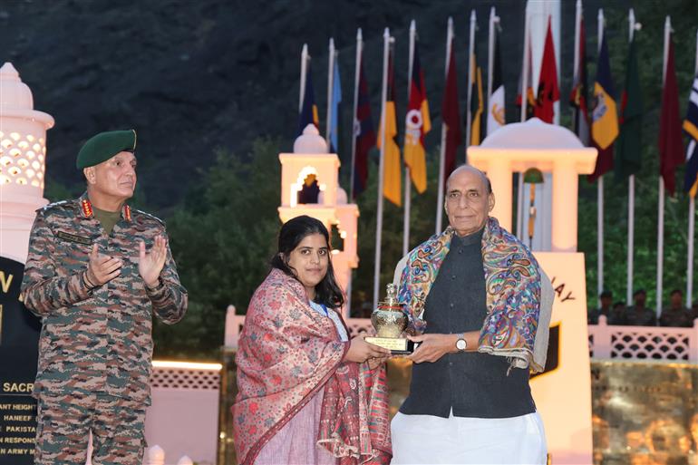 केंद्रीय रक्षा मंत्री श्री राजनाथ सिंह 25 जुलाई 2026 को लद्दाख के द्रास में 27वें कारगिल विजय दिवस 2026 की पूर्व संध्या पर आयोजित स्मरणोत्सव कार्यक्रम में शामिल हुए।