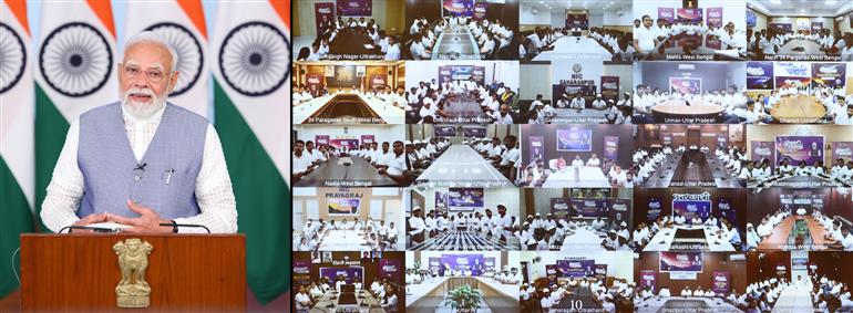 प्रधानमंत्री श्री नरेन्द्र मोदी 26 जुलाई, 2026 को वीडियो कॉन्फ्रेंसिंग के माध्यम से विकसित वाइब्रेंट विलेज कार्यक्रम 2026 के प्रतिभागियों से बातचीत करते हुए।