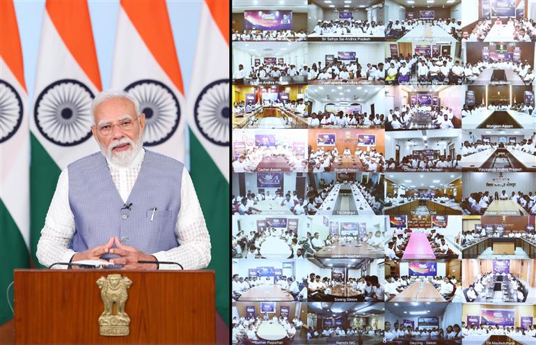प्रधानमंत्री श्री नरेन्द्र मोदी 26 जुलाई, 2026 को वीडियो कॉन्फ्रेंसिंग के माध्यम से विकसित वाइब्रेंट विलेज कार्यक्रम 2026 के प्रतिभागियों से बातचीत करते हुए।