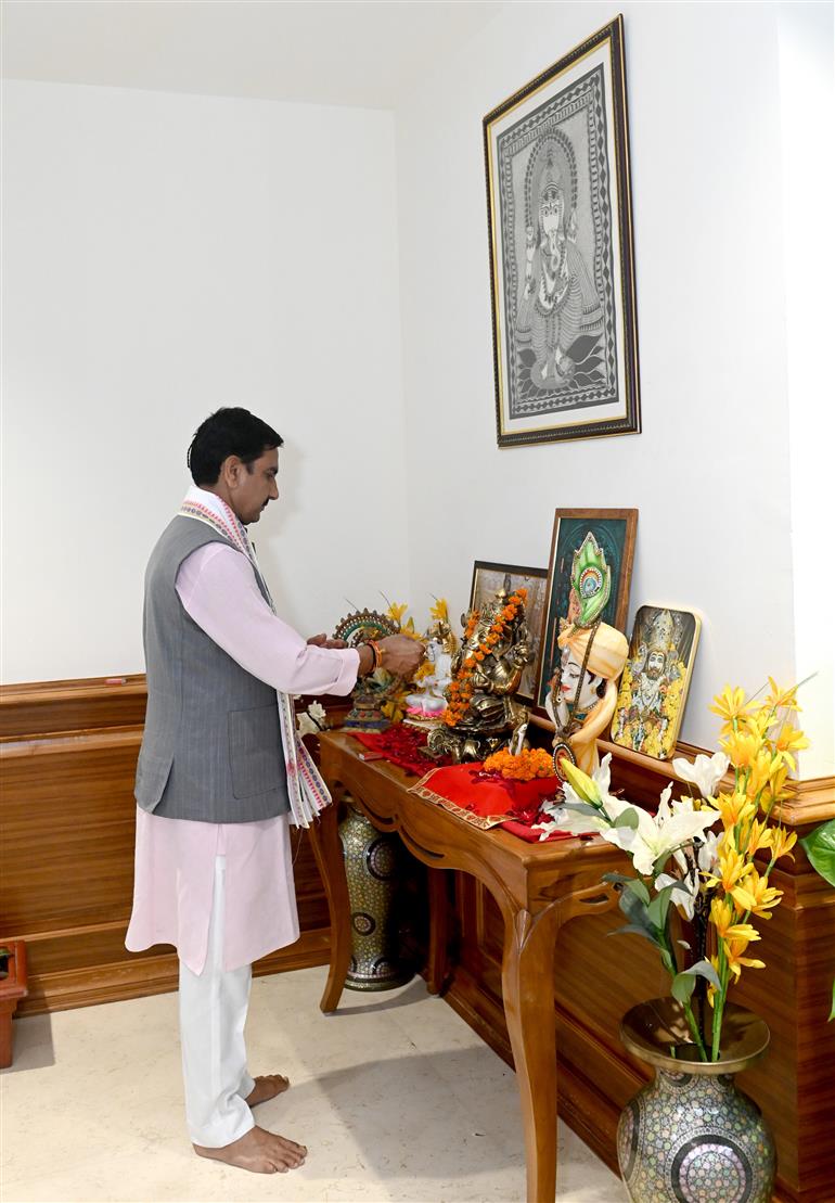 केंद्रीय आवासन एवं शहरी कार्य राज्य मंत्री श्री तोखन साहू ने 29 जुलाई, 2026 को नई दिल्ली में हाउसिंग फॉर ऑल (एचएफए) प्रभाग का दौरा किया तथा अधिकारियों, सलाहकारों और सहायक कर्मचारियों से बातचीत भी की।