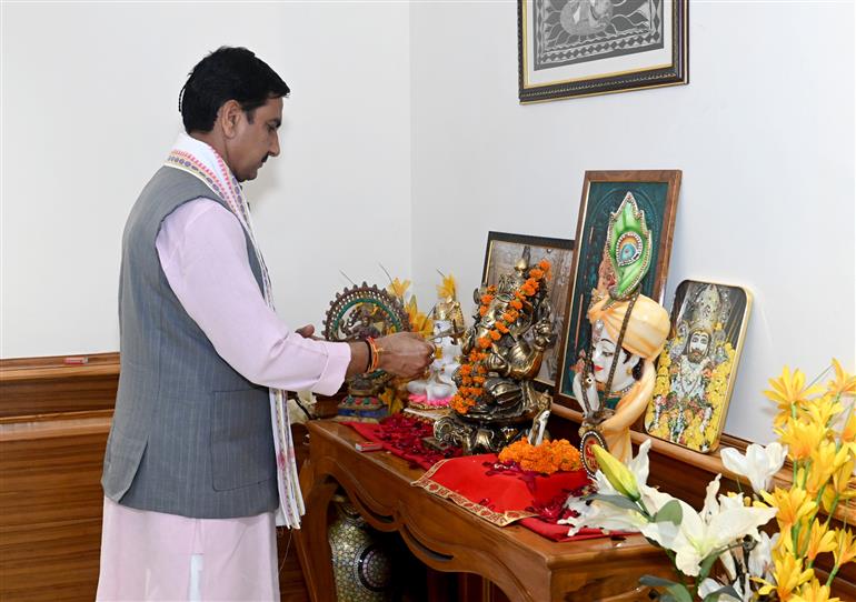 केंद्रीय आवासन एवं शहरी कार्य राज्य मंत्री श्री तोखन साहू ने 29 जुलाई, 2026 को नई दिल्ली में हाउसिंग फॉर ऑल (एचएफए) प्रभाग का दौरा किया तथा अधिकारियों, सलाहकारों और सहायक कर्मचारियों से बातचीत भी की।
