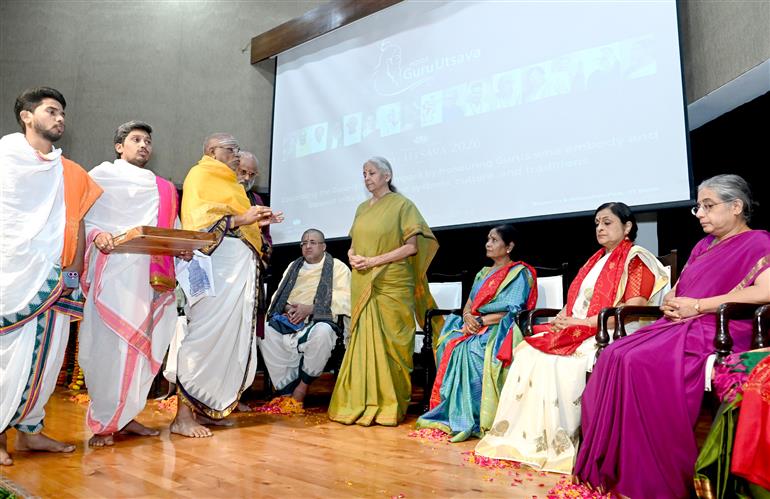 केंद्रीय वित्त एवं कॉर्पोरेट कार्य मंत्री श्रीमती निर्मला सीतारमण 29 जुलाई, 2026 को नई दिल्ली में गुरु पूर्णिमा के अवसर पर इंडिका गुरु उत्सव 2026 में शामिल हुईं।