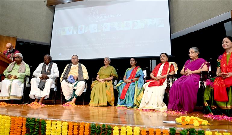 केंद्रीय वित्त एवं कॉर्पोरेट कार्य मंत्री श्रीमती निर्मला सीतारमण 29 जुलाई, 2026 को नई दिल्ली में गुरु पूर्णिमा के अवसर पर इंडिका गुरु उत्सव 2026 में शामिल हुईं।