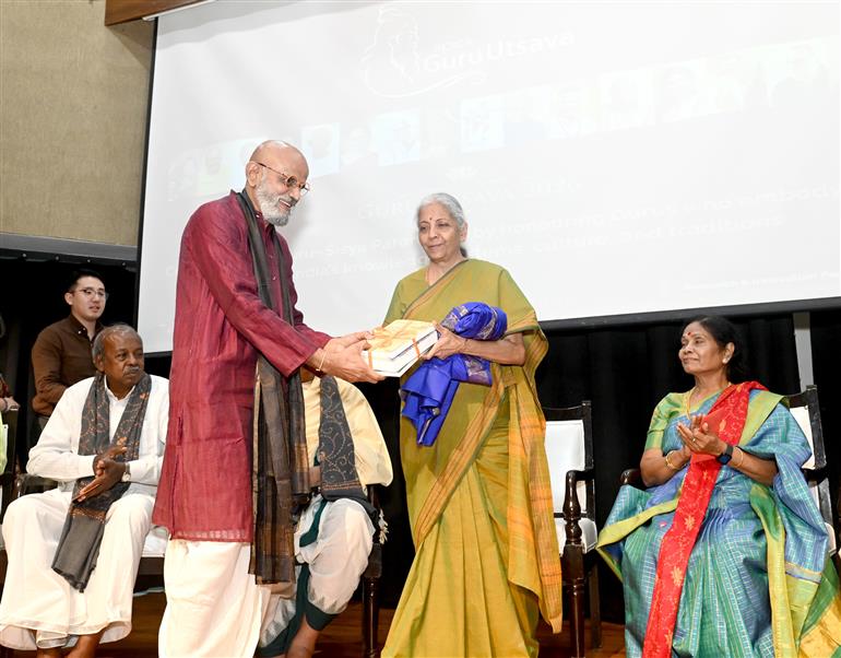 केंद्रीय वित्त एवं कॉर्पोरेट कार्य मंत्री श्रीमती निर्मला सीतारमण 29 जुलाई, 2026 को नई दिल्ली में गुरु पूर्णिमा के अवसर पर इंडिका गुरु उत्सव 2026 में शामिल हुईं।