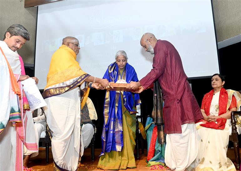 केंद्रीय वित्त एवं कॉर्पोरेट कार्य मंत्री श्रीमती निर्मला सीतारमण 29 जुलाई, 2026 को नई दिल्ली में गुरु पूर्णिमा के अवसर पर इंडिका गुरु उत्सव 2026 में शामिल हुईं।