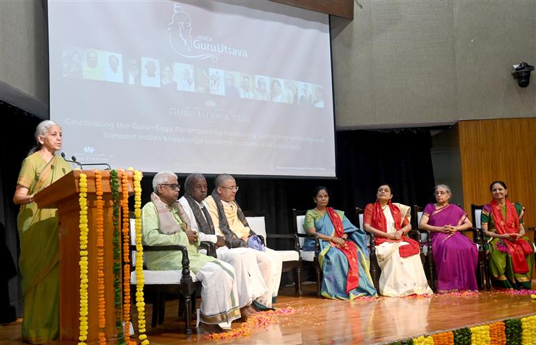 केंद्रीय वित्त एवं कॉर्पोरेट कार्य मंत्री श्रीमती निर्मला सीतारमण 29 जुलाई, 2026 को नई दिल्ली में गुरु पूर्णिमा के अवसर पर इंडिका गुरु उत्सव 2026 को संबोधित करती हुईं।