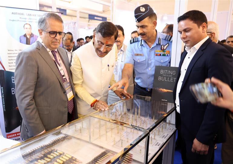 केंद्रीय रक्षा राज्य मंत्री श्री संजय सेठ 30 जुलाई, 2026 को नई दिल्ली में भारतीय वायु सेना और सोसाइटी ऑफ इंडियन डिफेंस मैन्युफैक्चरर्स द्वारा संयुक्त रूप से आयोजित स्वदेशीकरण विषयक संगोष्ठी ‘संकल्प’ की अध्यक्षता करते हुए। यह संगोष्ठी आत्मनिर्भरता, आत्मनिर्भर भारत, स्वदेशी विकास तथा ज्ञान-आधारित साझेदारी को बढ़ावा देने के उद्देश्य से आयोजित की गई।