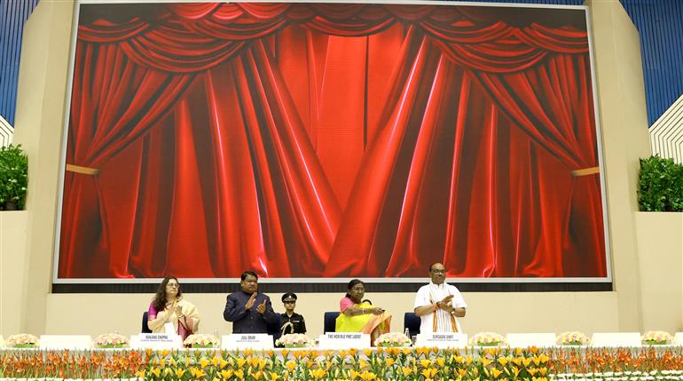 राष्ट्रपति श्रीमती द्रौपदी मुर्मु ने 3 जून 2026 को नई दिल्ली स्थित विज्ञान भवन में जनजातीय कार्य मंत्रालय द्वारा आयोजित ‘इंटीग्रेटेड ट्राइबल डेवलपमेंट एजेंसियों (आईटीडीएएस) और इंटीग्रेटेड ट्राइबल डेवलपमेंट प्रोजेक्ट्स (आईटीडीपीएस) को सुदृढ़ बनाने’ विषय पर राष्ट्रीय सम्मेलन-2026 के उद्घाटन सत्र के दौरान वित्तीय सहायता टू सेंटर ऑफ एक्सीलेंस (CoE), TRI-ECE के तहत कर्नाटक के बेंगलुरु स्थित भारतीय विज्ञान संस्थान (IISc) के सेंटर फॉर नैनो साइंस एंड इंजीनियरिंग (CeNSE) में स्थापित ट्रेनिंग फैब का उद्घाटन किया।