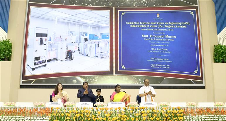 राष्ट्रपति श्रीमती द्रौपदी मुर्मु ने 3 जून 2026 को नई दिल्ली स्थित विज्ञान भवन में जनजातीय कार्य मंत्रालय द्वारा आयोजित ‘इंटीग्रेटेड ट्राइबल डेवलपमेंट एजेंसियों (आईटीडीएएस) और इंटीग्रेटेड ट्राइबल डेवलपमेंट प्रोजेक्ट्स (आईटीडीपीएस) को सुदृढ़ बनाने’ विषय पर राष्ट्रीय सम्मेलन-2026 के उद्घाटन सत्र के दौरान वित्तीय सहायता टू सेंटर ऑफ एक्सीलेंस (CoE), TRI-ECE के तहत कर्नाटक के बेंगलुरु स्थित भारतीय विज्ञान संस्थान (IISc) के सेंटर फॉर नैनो साइंस एंड इंजीनियरिंग (CeNSE) में स्थापित ट्रेनिंग फैब का उद्घाटन किया।