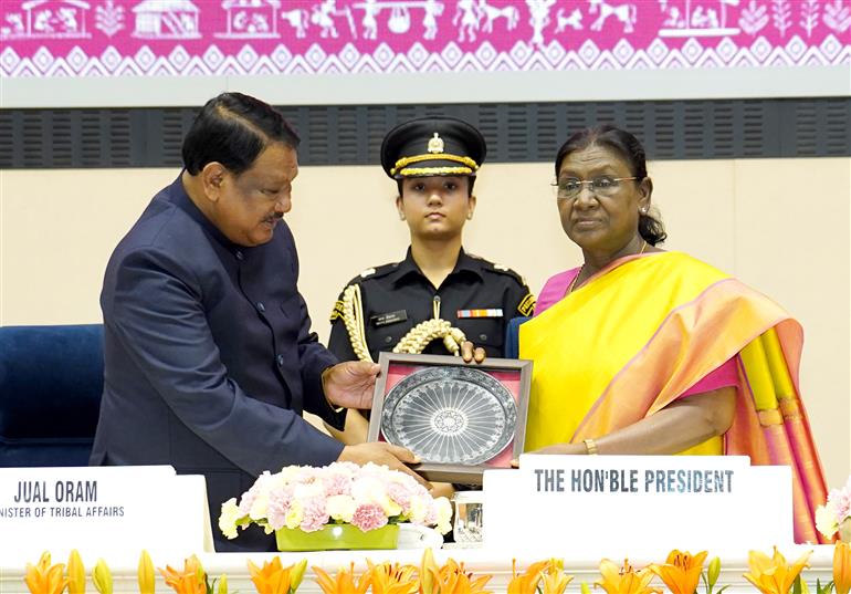 राष्ट्रपति श्रीमती द्रौपदी मुर्मु ने 3 जून 2026 को नई दिल्ली स्थित विज्ञान भवन में जनजातीय कार्य मंत्रालय द्वारा आयोजित ‘इंटीग्रेटेड ट्राइबल डेवलपमेंट एजेंसियों (आईटीडीएएस) और इंटीग्रेटेड ट्राइबल डेवलपमेंट प्रोजेक्ट्स (आईटीडीपीएस) को सुदृढ़ बनाने’ विषय पर आयोजित राष्ट्रीय सम्मेलन-2026 के उद्घाटन सत्र में शिरकत की।