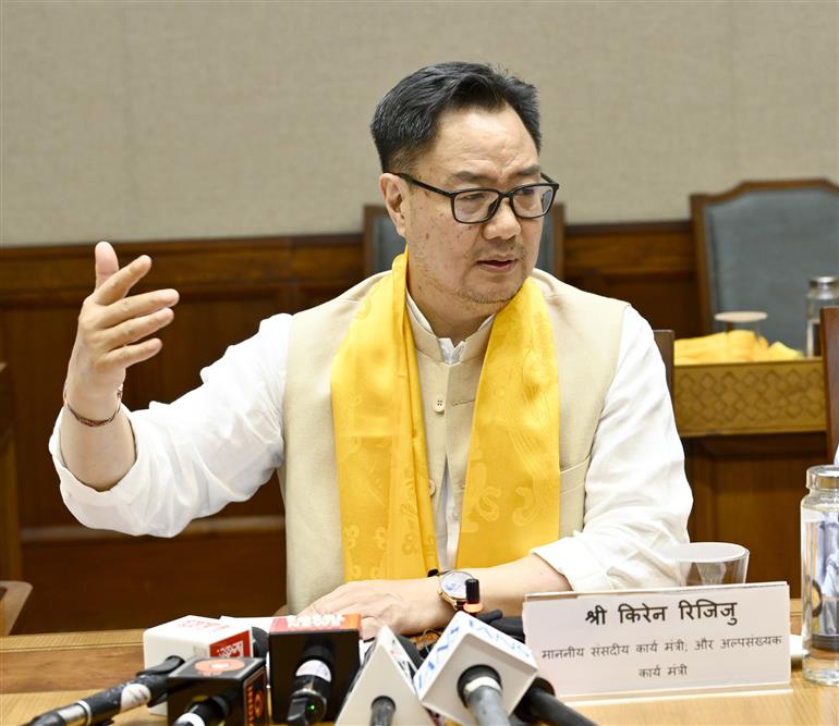 अल्पसंख्यक मामले एवं संसदीय कार्य मंत्री श्री किरेन रिजिजू ने 4 जून 2026 को नई दिल्ली स्थित संसद भवन में पश्चिम बंगाल विधानसभा में राष्ट्रीय ई-विधान एप्लिकेशन (NeVA) के कार्यान्वयन के लिए हुए समझौता ज्ञापन (एमओयू) हस्ताक्षर समारोह के बाद आयोजित प्रेस वार्ता को संबोधित किया।
