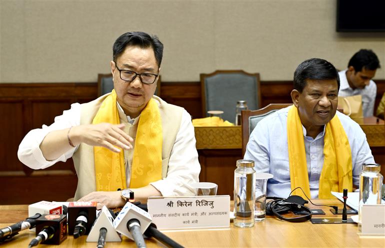 अल्पसंख्यक मामले एवं संसदीय कार्य मंत्री श्री किरेन रिजिजू ने 4 जून 2026 को नई दिल्ली स्थित संसद भवन में पश्चिम बंगाल विधानसभा में राष्ट्रीय ई-विधान एप्लिकेशन (NeVA) के कार्यान्वयन के लिए हुए समझौता ज्ञापन (एमओयू) हस्ताक्षर समारोह के बाद आयोजित प्रेस वार्ता को संबोधित किया।