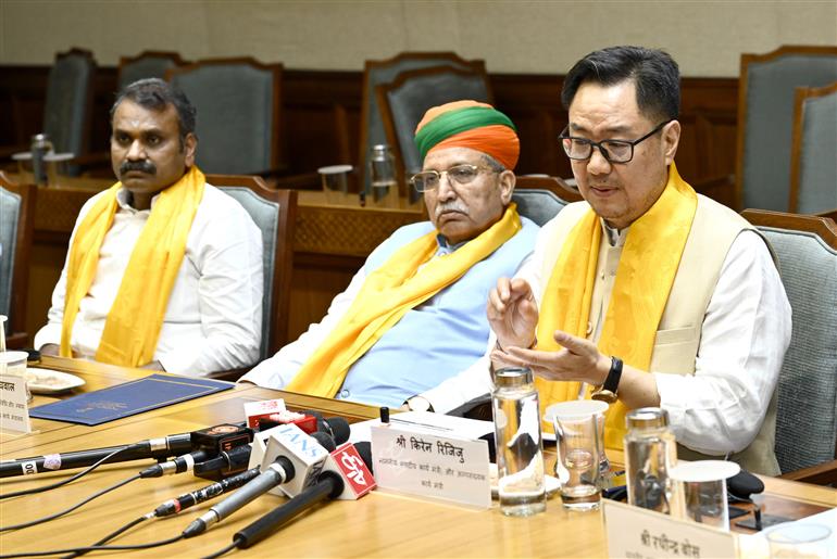 अल्पसंख्यक मामले एवं संसदीय कार्य मंत्री श्री किरेन रिजिजू ने 4 जून 2026 को नई दिल्ली स्थित संसद भवन में पश्चिम बंगाल विधानसभा में राष्ट्रीय ई-विधान एप्लिकेशन (NeVA) के कार्यान्वयन के लिए हुए समझौता ज्ञापन (एमओयू) हस्ताक्षर समारोह के बाद आयोजित प्रेस वार्ता को संबोधित किया।