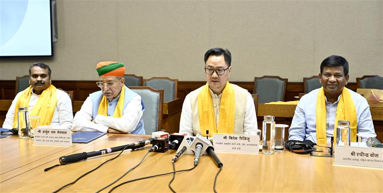 अल्पसंख्यक मामले एवं संसदीय कार्य मंत्री श्री किरेन रिजिजू ने 4 जून 2026 को नई दिल्ली स्थित संसद भवन में पश्चिम बंगाल विधानसभा में राष्ट्रीय ई-विधान एप्लिकेशन (NeVA) के कार्यान्वयन के लिए हुए समझौता ज्ञापन (एमओयू) हस्ताक्षर समारोह के बाद आयोजित प्रेस वार्ता को संबोधित किया।