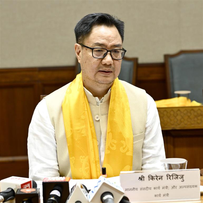 अल्पसंख्यक मामले एवं संसदीय कार्य मंत्री श्री किरेन रिजिजू ने 4 जून 2026 को नई दिल्ली स्थित संसद भवन में पश्चिम बंगाल विधानसभा में राष्ट्रीय ई-विधान एप्लिकेशन (NeVA) के कार्यान्वयन के लिए हुए समझौता ज्ञापन (एमओयू) हस्ताक्षर समारोह के बाद आयोजित प्रेस वार्ता को संबोधित किया।