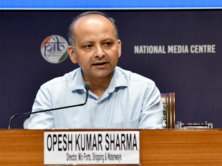 पत्तन, पोत परिवहन एवं जलमार्ग मंत्रालय के निदेशक श्री ओपेश कुमार शर्मा ने 4 जून 2026 को नई दिल्ली स्थित राष्ट्रीय मीडिया केंद्र में पश्चिम एशिया में हालिया घटनाक्रम पर आयोजित अंतर-मंत्रालयी ब्रीफिंग को संबोधित किया