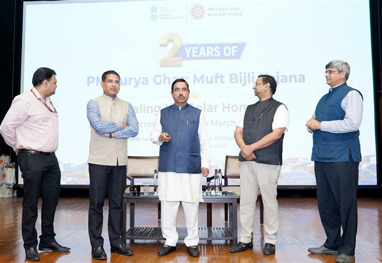 उपभोक्ता मामले, खाद्य एवं सार्वजनिक वितरण तथा नवीन एवं नवीकरणीय ऊर्जा मंत्री श्री प्रह्लाद जोशी ने 04 जून, 2026 को नई दिल्ली में आयोजित “पीएम सूर्य घर: मुफ्त बिजली योजना के दो वर्ष” कार्यक्रम में शिरकत की।