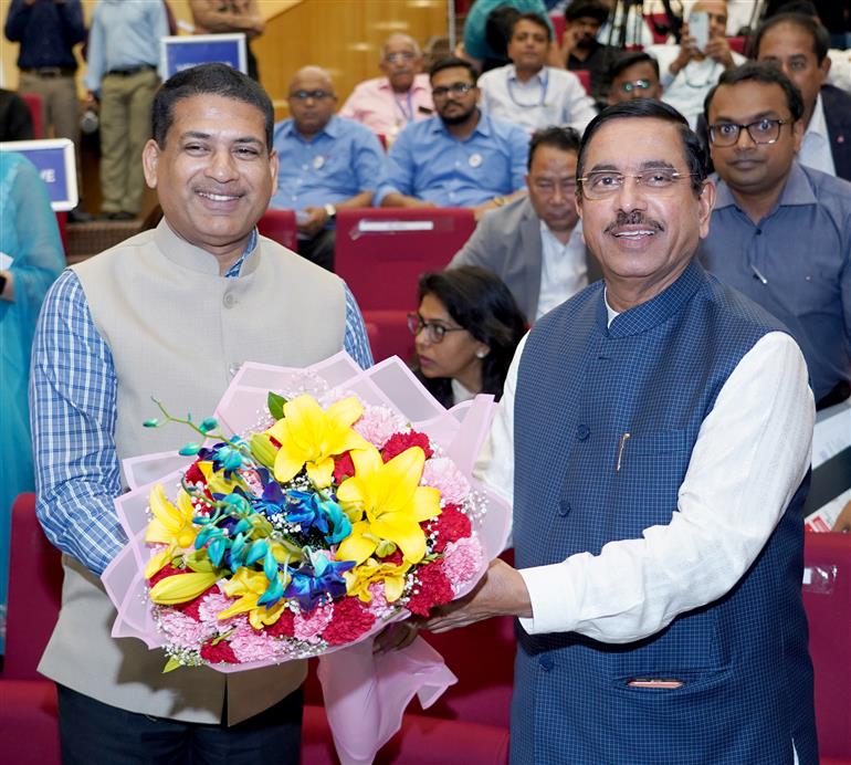 उपभोक्ता मामले, खाद्य एवं सार्वजनिक वितरण तथा नवीन एवं नवीकरणीय ऊर्जा मंत्री श्री प्रह्लाद जोशी ने 04 जून, 2026 को नई दिल्ली में आयोजित “पीएम सूर्य घर: मुफ्त बिजली योजना के दो वर्ष” कार्यक्रम में शिरकत की।