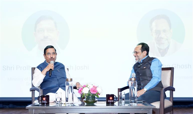 उपभोक्ता मामले, खाद्य एवं सार्वजनिक वितरण तथा नवीन एवं नवीकरणीय ऊर्जा मंत्री श्री प्रह्लाद जोशी ने 04 जून, 2026 को नई दिल्ली में आयोजित “पीएम सूर्य घर: मुफ्त बिजली योजना के दो वर्ष” कार्यक्रम को संबोधित किया।