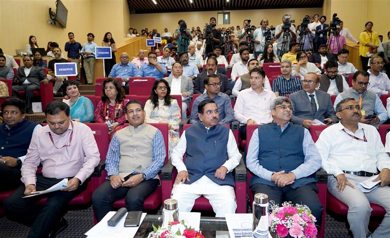 उपभोक्ता मामले, खाद्य एवं सार्वजनिक वितरण तथा नवीन एवं नवीकरणीय ऊर्जा मंत्री श्री प्रह्लाद जोशी ने 04 जून, 2026 को नई दिल्ली में आयोजित “पीएम सूर्य घर: मुफ्त बिजली योजना के दो वर्ष” कार्यक्रम में शिरकत की।