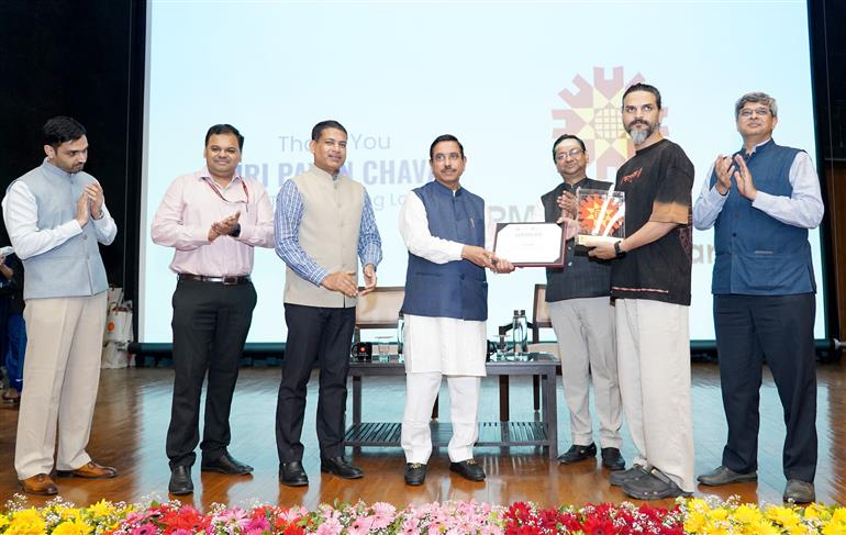 उपभोक्ता मामले, खाद्य एवं सार्वजनिक वितरण तथा नवीन एवं नवीकरणीय ऊर्जा मंत्री श्री प्रह्लाद जोशी ने 04 जून, 2026 को नई दिल्ली में आयोजित “पीएम सूर्य घर: मुफ्त बिजली योजना के दो वर्ष” कार्यक्रम में शिरकत की।