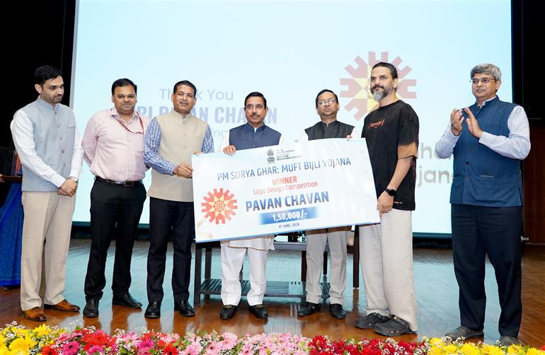 उपभोक्ता मामले, खाद्य एवं सार्वजनिक वितरण तथा नवीन एवं नवीकरणीय ऊर्जा मंत्री श्री प्रह्लाद जोशी ने 04 जून, 2026 को नई दिल्ली में आयोजित “पीएम सूर्य घर: मुफ्त बिजली योजना के दो वर्ष” कार्यक्रम में शिरकत की।