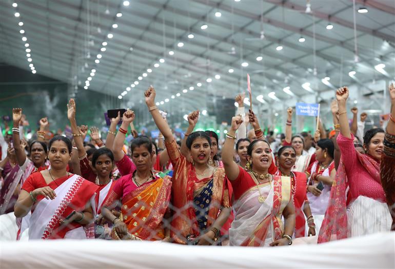 5 जून, 2026 को दमन में विभिन्न विकास परियोजनाओं के शिलान्यास, उद्घाटन और राष्ट्र को समर्पित करने के लिए आयोजित कार्यक्रम में उपस्थित जनसमूह। इस अवसर पर प्रधानमंत्री श्री नरेन्द्र मोदी ने जनसभा को संबोधित किया।