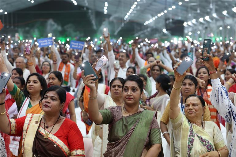 5 जून, 2026 को दमन में विभिन्न विकास परियोजनाओं के शिलान्यास, उद्घाटन और राष्ट्र को समर्पित करने के लिए आयोजित कार्यक्रम में उपस्थित जनसमूह। इस अवसर पर प्रधानमंत्री श्री नरेन्द्र मोदी ने जनसभा को संबोधित किया।