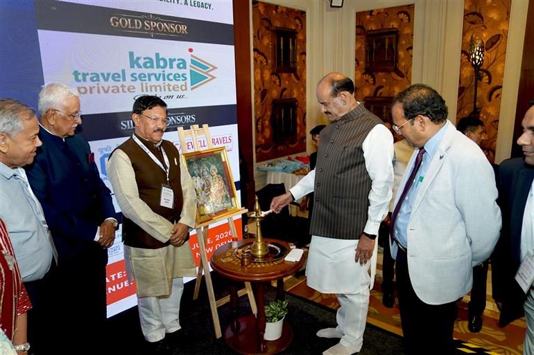 लोकसभा अध्यक्ष श्री ओम बिरला 07 जून, 2026 को नई दिल्ली में आयोजित “माहेश्वरी और विकसित भारत 2047 के निर्माण” विषयक कार्यक्रम में दीप प्रज्ज्वलित करते हुए।