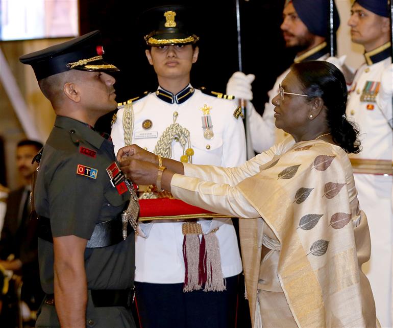 राष्ट्रपति श्रीमती द्रौपदी मुर्मु ने 08 जून, 2026 को नई दिल्ली में आयोजित रक्षा अलंकरण समारोह 2026 (चरण-1) के दौरान मेजर आदित्य प्रताप सिंह को शौर्य चक्र प्रदान किया।