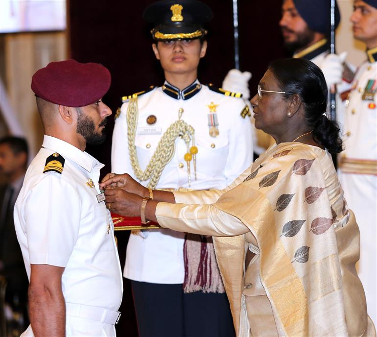 राष्ट्रपति श्रीमती द्रौपदी मुर्मु ने 08 जून, 2026 को नई दिल्ली में आयोजित रक्षा अलंकरण समारोह 2026 (चरण-1) के दौरान लेफ्टिनेंट कमांडर सूरज प्रशर को शौर्य चक्र प्रदान किया।