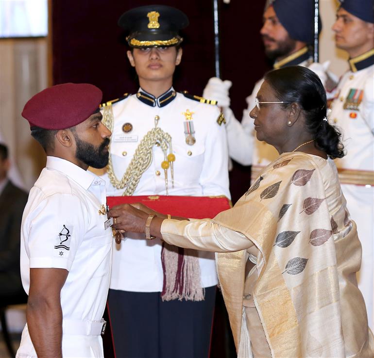 राष्ट्रपति श्रीमती द्रौपदी मुर्मु ने 08 जून, 2026 को नई दिल्ली में आयोजित रक्षा अलंकरण समारोह 2026 (चरण-1) के दौरान राम गोयल, एसईए-II (वर्तमान में एलएस) को शौर्य चक्र प्रदान किया। 