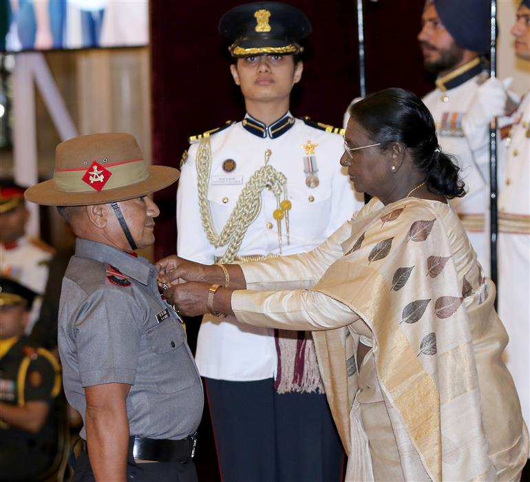 राष्ट्रपति श्रीमती द्रौपदी मुर्मु ने 08 जून, 2026 को नई दिल्ली में आयोजित रक्षा अलंकरण समारोह 2026 (चरण-1) के दौरान सूबेदार पीएच मोसेस को शौर्य चक्र प्रदान किया।