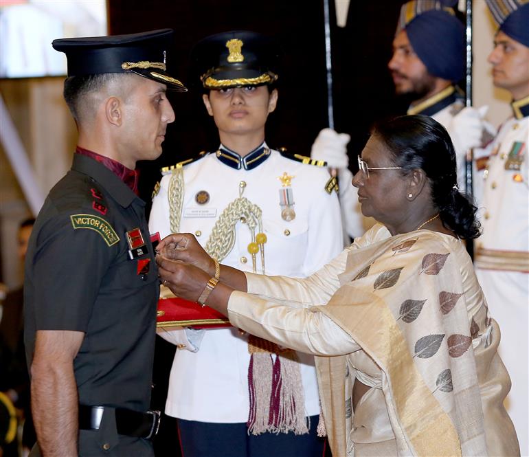 राष्ट्रपति श्रीमती द्रौपदी मुर्मु ने 08 जून, 2026 को नई दिल्ली में आयोजित रक्षा अलंकरण समारोह 2026 (चरण-1) के दौरान मेजर विवेक को शौर्य चक्र प्रदान किय
