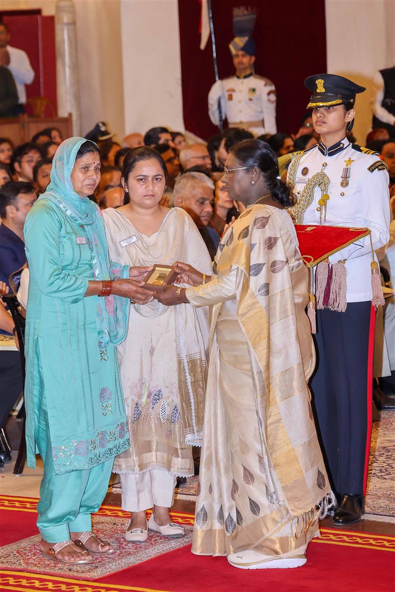 राष्ट्रपति श्रीमती द्रौपदी मुर्मु ने 08 जून, 2026 को नई दिल्ली में आयोजित रक्षा अलंकरण समारोह 2026 (चरण-1) के दौरान स्वर्गीय एल/डीएफआर बलदेव चंद को मरणोपरांत शौर्य चक्र प्रदान किया। यह सम्मान उनकी पत्नी श्रीमती शिवानी रानौत और माता श्रीमती विजय कुमारी ने ग्रहण किया।