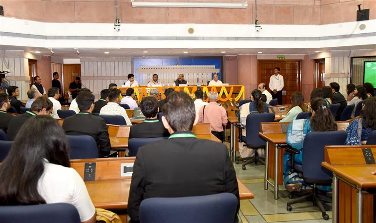 लोकसभा अध्यक्ष श्री ओम बिरला 10 जून 2026 को नई दिल्ली में वर्ष 2024 बैच के आईएएस अधिकारी प्रशिक्षुओं को संबोधित करते हुए।