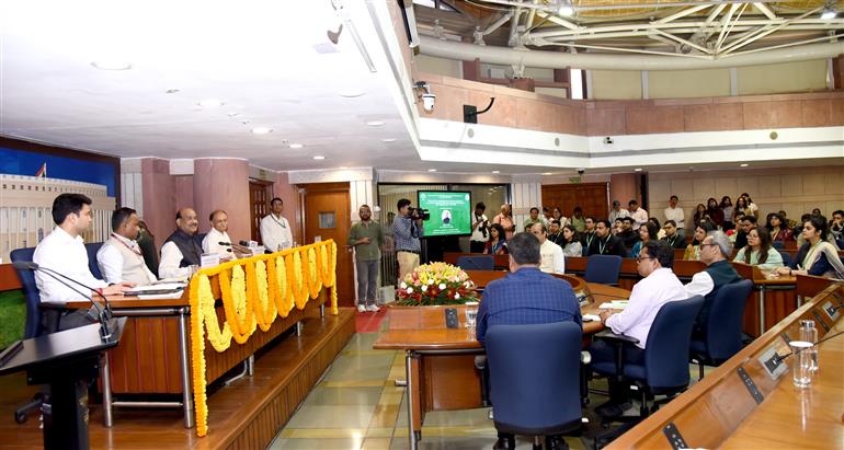 लोकसभा अध्यक्ष श्री ओम बिरला 10 जून 2026 को नई दिल्ली में वर्ष 2024 बैच के आईएएस अधिकारी प्रशिक्षुओं को संबोधित करते हुए।