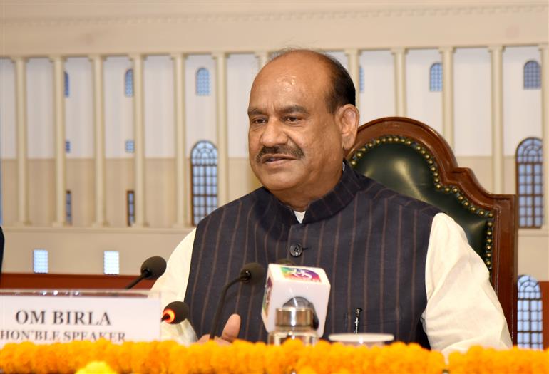 लोकसभा अध्यक्ष श्री ओम बिरला 10 जून 2026 को नई दिल्ली में वर्ष 2024 बैच के आईएएस अधिकारी प्रशिक्षुओं को संबोधित करते हुए।