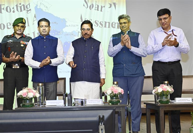 केंद्रीय उपभोक्ता मामले, खाद्य एवं सार्वजनिक वितरण तथा नवीन एवं नवीकरणीय ऊर्जा मंत्री श्री प्रह्लाद जोशी ने 10 जून 2026 को नई दिल्ली में विभिन्न पहलों और परियोजनाओं के शुभारंभ एवं लोकार्पण कार्यक्रम में शिरकत की।