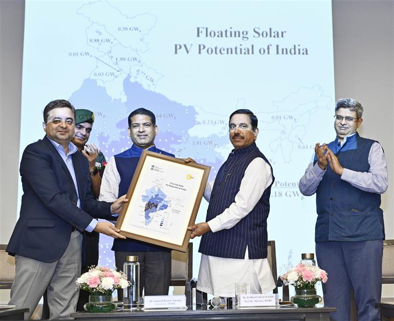 केंद्रीय उपभोक्ता मामले, खाद्य एवं सार्वजनिक वितरण तथा नवीन एवं नवीकरणीय ऊर्जा मंत्री श्री प्रह्लाद जोशी ने 10 जून 2026 को नई दिल्ली में विभिन्न पहलों और परियोजनाओं के शुभारंभ एवं लोकार्पण कार्यक्रम में शिरकत की।