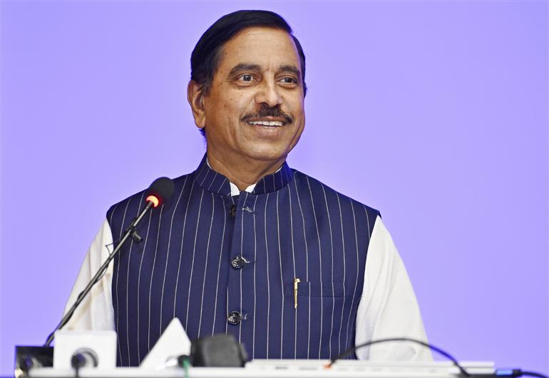 केंद्रीय उपभोक्ता मामले, खाद्य एवं सार्वजनिक वितरण तथा नवीन एवं नवीकरणीय ऊर्जा मंत्री श्री प्रह्लाद जोशी 10 जून 2026 को नई दिल्ली में विभिन्न पहलों और परियोजनाओं के शुभारंभ एवं लोकार्पण कार्यक्रम को संबोधित करते हुए।