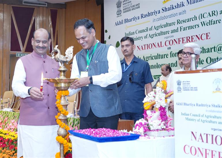 लोकसभा अध्यक्ष श्री ओम बिरला ने 13 जून, 2026 को नई दिल्ली में अखिल भारतीय राष्ट्रीय शैक्षिक महासंघ एवं भारतीय कृषि अनुसंधान परिषद (ICAR) द्वारा आयोजित “विकसित भारत@2047 के लिए सतत कृषि: परंपरा, प्रौद्योगिकी और ठोस परिणाम” विषयक दो दिवसीय राष्ट्रीय सम्मेलन में दीप प्रज्ज्वलित किया।