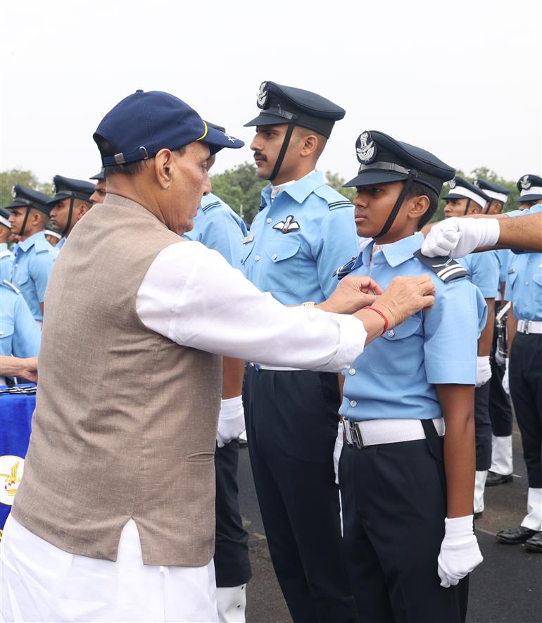 केंद्रीय रक्षा मंत्री श्री राजनाथ सिंह ने 13 जून, 2026 को हैदराबाद के डुंडीगल स्थित वायु सेना अकादमी में 217वें संयुक्त स्नातक परेड का निरीक्षण किया और समारोह को संबोधित किया। उन्होंने भारतीय वायु सेना की फ्लाइंग और ग्राउंड ड्यूटी शाखाओं के कैडेटों के प्री-कमीशन प्रशिक्षण की पूर्णता के अवसर पर स्नातक कैडेटों को ‘प्रेसीडेंट कमीशन’  प्रदान किया।