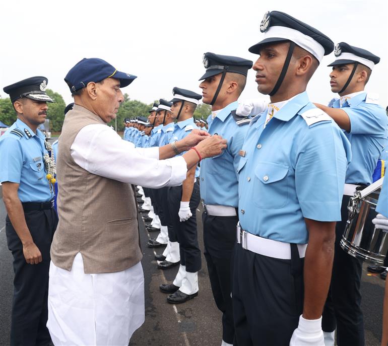 केंद्रीय रक्षा मंत्री श्री राजनाथ सिंह ने 13 जून, 2026 को हैदराबाद के डुंडीगल स्थित वायु सेना अकादमी में 217वें संयुक्त स्नातक परेड का निरीक्षण किया और समारोह को संबोधित किया। उन्होंने भारतीय वायु सेना की फ्लाइंग और ग्राउंड ड्यूटी शाखाओं के कैडेटों के प्री-कमीशन प्रशिक्षण की पूर्णता के अवसर पर स्नातक कैडेटों को ‘प्रेसीडेंट कमीशन’  प्रदान किया।