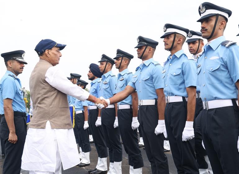 केंद्रीय रक्षा मंत्री श्री राजनाथ सिंह ने 13 जून, 2026 को हैदराबाद के डुंडीगल स्थित वायु सेना अकादमी में 217वें संयुक्त स्नातक परेड का निरीक्षण किया और समारोह को संबोधित किया। उन्होंने भारतीय वायु सेना की फ्लाइंग और ग्राउंड ड्यूटी शाखाओं के कैडेटों के प्री-कमीशन प्रशिक्षण की पूर्णता के अवसर पर स्नातक कैडेटों को ‘प्रेसीडेंट कमीशन’  प्रदान किया।